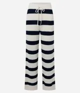 Pantalón de punto a rayas horizontales anchas, color blanco y azul marino, de corte recto y tiro alto con cintura elástica y lazo ajustable.