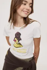 Remera negra de corte corto con cuello redondo y mangas cortas. Estampado frontal en tono rosado con la frase "Todo bien ya lloré" y una ilustración de un oso.