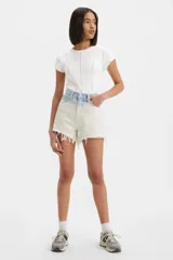 Short de jean de tiro alto, color blanco con desteñido celeste en la cintura y ruedo desflecado.