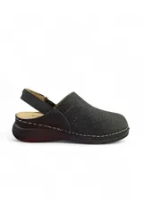 Zueco de cuero sintético color marrón, con diseño perforado en el empeine, tira trasera ajustable con velcro y suela corrida.