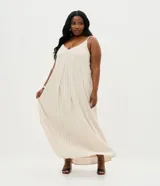 Vestido midi Ashua de viscosa color beige con sutiles rayas verticales oscuras, escote en V, tirantes finos ajustables y detalle de pliegue central en el frente.
