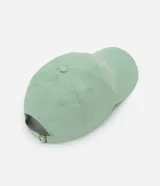 Gorra de béisbol de sarga color verde menta con visera curva. Presenta bordado frontal en hilo rosado con la frase "good days ahead" y pequeños detalles florales.