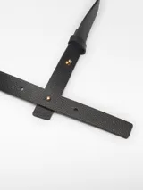 Cinturón de cuero negro con hebilla de aro metálico dorado y cierre con nudo.