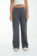 Pantalón cargo color marrón de gabardina, corte recto y tiro medio.