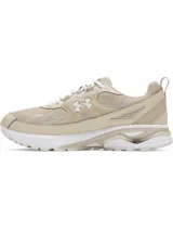 Championes Under Armour modelo Apparition Tech, de diseño retro inspirado en el running. Presentan una parte superior de malla transpirable con superposiciones de cuero y materiales sintéticos en tonos beige, incorporando amortiguación reactiva UA HOVR y suela de goma para mayor tracción.