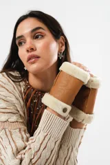 Guantes mitones color marrón de cuero con borde de lana natural color crema.