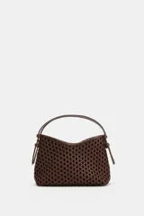 Mini bolso de mano de color marrón con diseño trenzado y doble asa de mano. Incluye función bandolera con correa extraíble, forro interior y cierre mediante botón imantado.