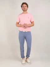 Pantalón de 5 bolsillos para hombre, confeccionado en sarga de algodón gris, de corte recto y tiro medio.