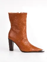 Bota de cuero color marrón con punta fina metálica y taco de madera.