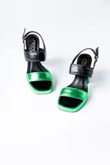 Sandalias de fiesta color cobre con textura de piel de serpiente, punta cuadrada, doble tira y taco cuadrado.