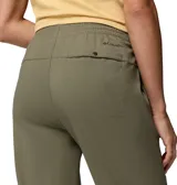Pantalón de corte recto color verde militar, con cintura elástica y bolsillos laterales.