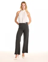 Pantalón wide leg negro de cintura alta con pretina prolongada que cierra con hebilla metálica en el lateral. Presenta una costura vertical frontal y pinzas de entalle en la parte posterior.