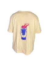 Remera blanca de manga corta con estampado de un vaso con llamas.