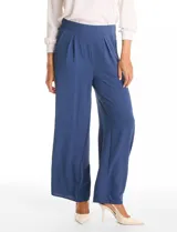 Pantalón palazzo de crepe, corte wide leg, con tiro alto, pinzas frontales y bolsillos funcionales. Presenta pretina lisa en la parte delantera y elástica en la parte posterior.