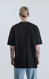 Remera de corte relajado y silueta amplia, con hombros levemente caídos y mangas cortas. Confeccionada en algodón premium, presenta un diseño liso y minimalista.