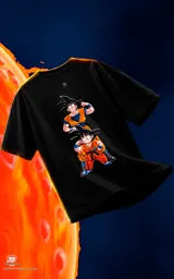 Remera negra de corte oversize con cuello redondo y mangas cortas. Presenta un estampado central de Goku y Goten en sus versiones de Dragon Ball.