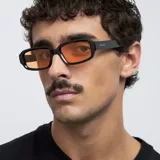 Gafas de sol rectangulares unisex, con montura negra y lentes naranjas polarizadas.