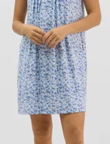 Camisón corto de tejido soft, sin mangas, con escote redondo, aplique de botones y detalle plisado en el frente. Estampado floral en tonos rosados y grises.