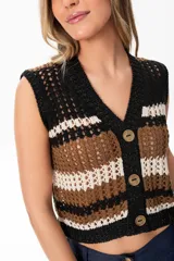 Chaleco tejido a crochet con rayas horizontales en negro, marrón y blanco. Tiene cuello en V y cierre frontal con botones de madera.
