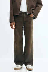 Jean de cinco bolsillos en denim de algodón rígido, color marrón oscuro con efecto lavado y desgastado. Corte holgado de cadera a bajo con pierna recta amplia y tiro caído.