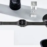 Reloj digital Casio estilo vintage con caja de 33mm y esfera negra. Cuenta con brazalete de acero inoxidable en color negro con malla milanesa, funciones de cronómetro, alarma y calendario automático.