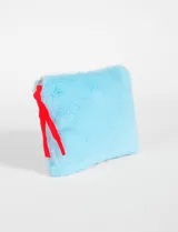Estuche celeste de poliéster con textura suave y cierre superior con tirador rojo.
