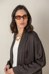 Túnica italiana larga en satén de seda color azul marino liso, de corte suelto con bolsillos laterales.