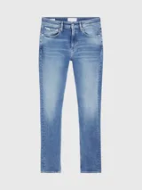 Jean de corte slim, color azul claro vintage, con talle medio y pierna estrecha en el tobillo.