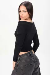 Sweater corto de tejido acanalado en color bordó, con cuello tipo off-shoulder solapado y cierre frontal completo con cremallera.