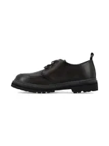 Zapato acordonado de cuero color marrón oscuro, con diseño de costura en la puntera y suela track dentada de goma negra.