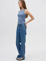 Musculosa de canalé color celeste, con diseño crop y pequeño logo bordado en el centro del pecho.
