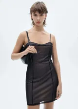 Vestido corto de estilo lencero y corsetero, confeccionado en tejido de malla con forro interior. Presenta escote corazón, tirantes finos y costuras con vivos en contraste que realzan la silueta entallada. Incluye cierre de cremallera invisible en la parte posterior.