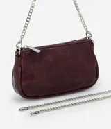Cartera transversal pequeña Satinato confeccionada en PU color bordó, de formato compacto con cierre superior y doble correa de cadena metálica plateada.