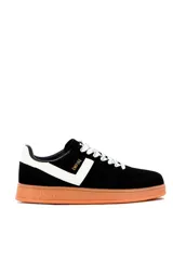 Championes deportivos Pony Empire, de color blanco con detalles en negro, suela marrón translúcida y cordones estampados.