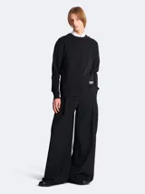 Sweatshirt negra de Balmain con cuello redondo, mangas largas y logo estampado en blanco en el lateral inferior.