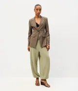 Pantalón aladín de microfibra color verde claro, con corte amplio, cintura ancha plegable y bajos elastizados.