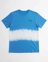 Remera de manga corta con efecto batik en tono azul y blanco, cuello redondo y logo pequeño estampado en el pecho.