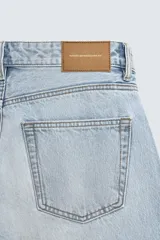 Jeans regular fit de denim de algodón en color gris con efecto lavado, tiro medio, diseño de cinco bolsillos y cierre frontal con botones.