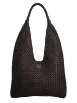 Bolso hobo grande color marrón oscuro, con diseño tejido y asa trenzada.