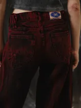 Pantalón de jean liviano de verano con silueta amplia de corte barrel, color rojo con efecto desteñido, inspirado en la bombacha de campo y con bolsillos laterales.