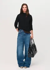 Jersey de punto fino con cuello perkins y manga larga, de diseño recto y corte clásico.