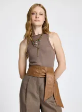 Musculosa color moca de punto rib, con cuello redondo y tirantes anchos. Corte ajustado.