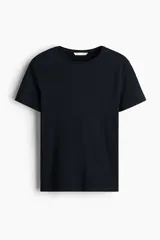 Remera negra de punto de algodón elástico, de corte entallado con cuello redondo ribeteado y mangas cortas.