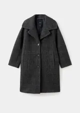 Abrigo de corte oversize con diseño de cuadros, cuello con solapas de muesca, cierre frontal con botones, dos bolsillos laterales y forro interior.