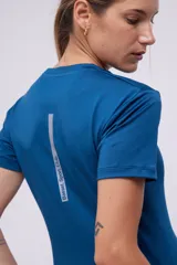 Remera deportiva azul con tecnología dryfit y logo estampado en el pecho.
