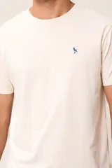 Remera básica de manga corta con cuello redondo y corte regular fit. Presenta un pequeño bordado en el pecho.