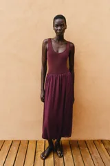 Falda midi de tiro alto con cintura elástica, diseño de pliegues verticales y bajo abullonado con elástico interior.