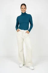 Pantalón de corte recto y tiro alto, confeccionado en pana color crudo. Presenta un diseño de cinco bolsillos, cierre frontal con botón y una cintura con trabillas que incluye un cinturón del mismo tejido con hebilla forrada.