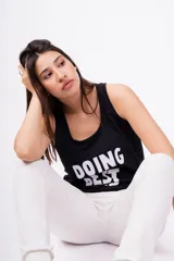 Musculosa negra con estampa frontal de la frase "Doing Best" en letras blancas.