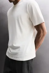 Camiseta de algodón con cuello redondo y manga corta, de corte regular. Presenta un pequeño logo con relieve en el bajo.